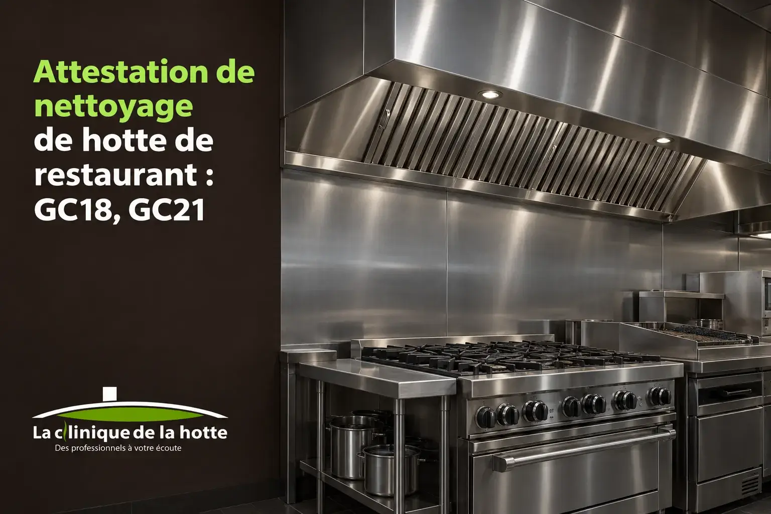 Cuisine professionnelle équipée d'une hotte et d'une cuisinière en acier inoxydable.